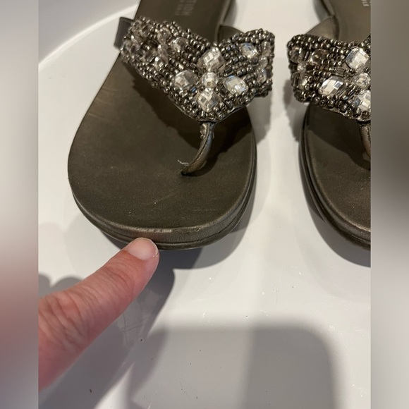 KENNETH COLE REACTION • Size 9 • Beaded Thong Sandals - Picture 6 of 7